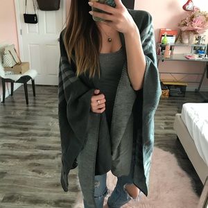 • BB Dakota | Poncho •